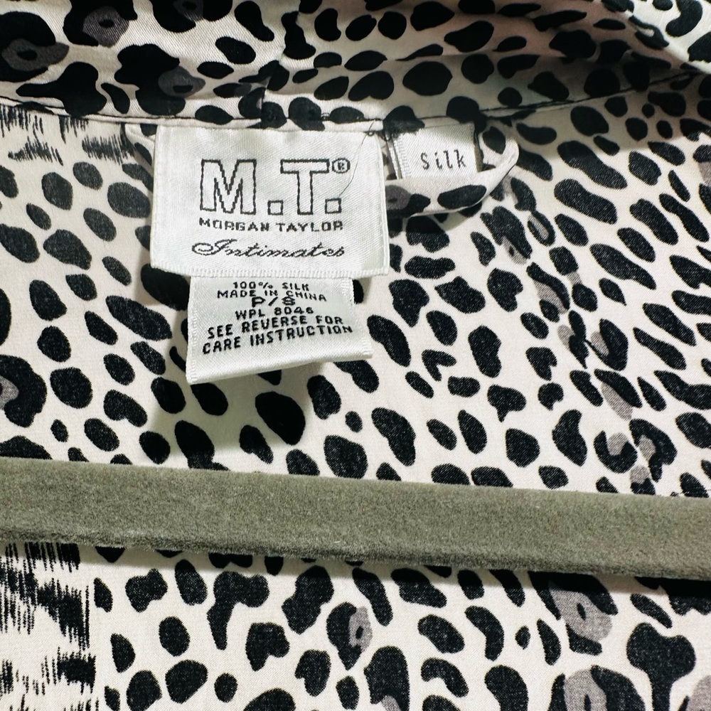 Morgan Taylor Black and White Animal Print Robe - Picture 2 of 2